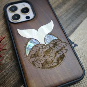 Maree Bohémien: La Coda della Balena, Custodia in Legno + Madreperla Incastonata a Mano per Samsung Galaxy, iPhone & Telefoni Google Pixel