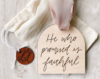 Celui qui a promis est fidèle | Hébreux 10:23 | ornement en bois souvenir d'encouragement | Bébé arc-en-ciel | Attente et perte | Cadeau de l'amitié