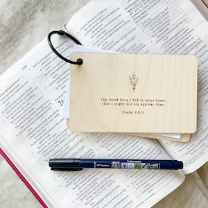 Gravierte Holz Notizkarte + Memory Vers Halter | Schrift-Memorisation-Tool