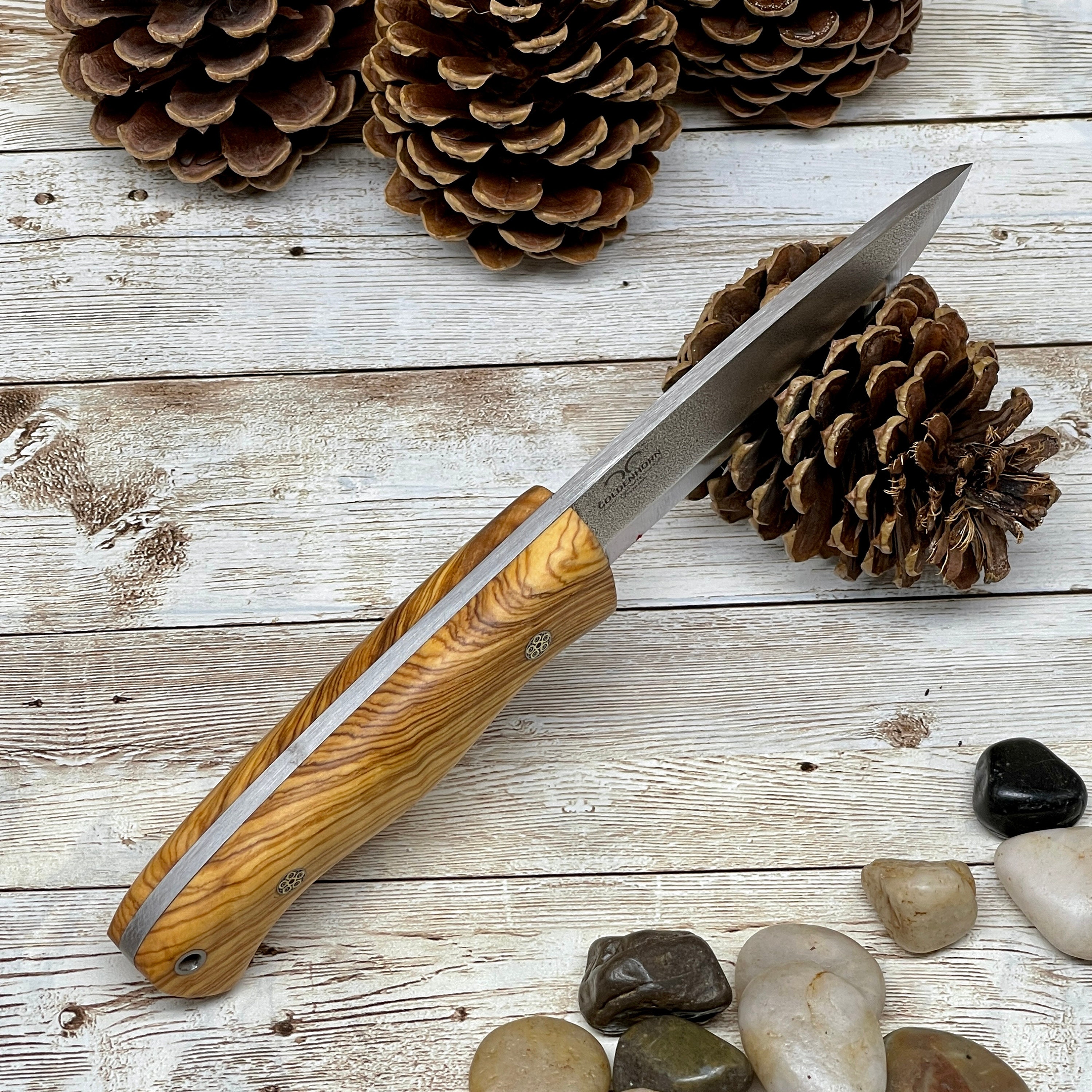 Cuchillo pelador con mango en madera de olivo y hoja de acero inox [Valira]