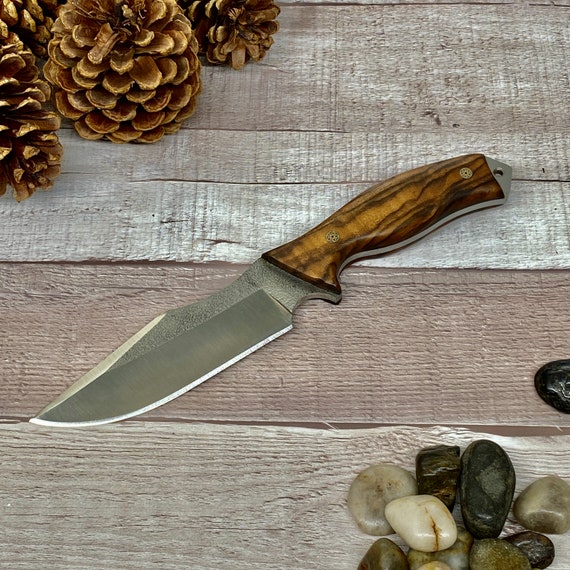 Cuchillo de caza hecho por mango de madera de nogal y acero Bohler alemán  N690, viene con funda de cuero y varilla de ferro -  México