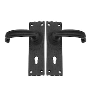 Op de afbeelding: Twee zwarte deurklinken met een getextureerde afwerking. Elke klink heeft een gebogen hendel en is gemonteerd op een rechthoekige achterplaat met een sleutelgat en schroefgaten. Het ontwerp is symmetrisch en klassiek.