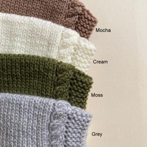 Puede incluir: Primer plano de cuatro muestras de tejido de punto en moca, crema, musgo y gris. Cada muestra tiene un dise&ntilde;o de punto de cable y los nombres de los colores se muestran en el lado derecho de la imagen.