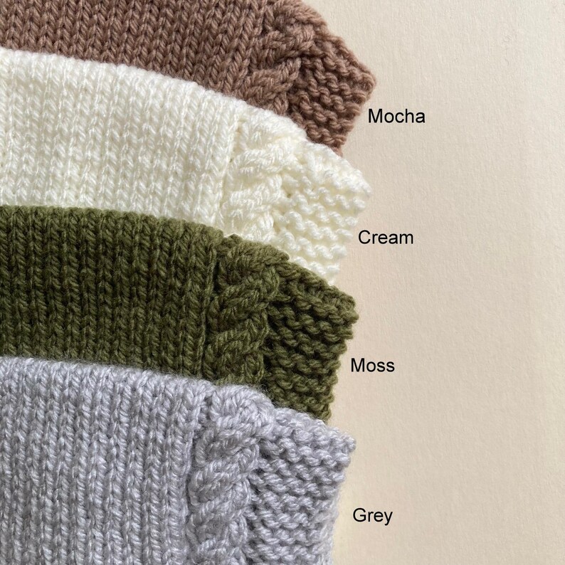 Puede incluir: Primer plano de cuatro muestras de tejido de punto en moca, crema, musgo y gris. Cada muestra tiene un dise&ntilde;o de punto de cable y los nombres de los colores se muestran en el lado derecho de la imagen.