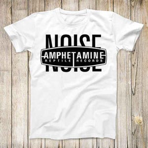 Puede incluir: Camiseta blanca con un gráfico negro del texto "NOISE" y un logotipo en blanco y negro que dice "AMPHETAMINE REPTILE RECORDS" en forma de banner.