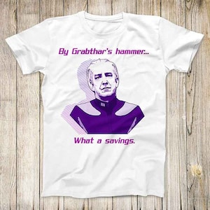 以下が含まれることがあります： 白地に紫と白の男性の画像がプリントされたTシャツ。テキストは「By Grabthar's hammer... What a savings.」
