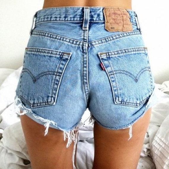 Levi’s High Rise Mom Cut Off Denim Jean Shorts 30