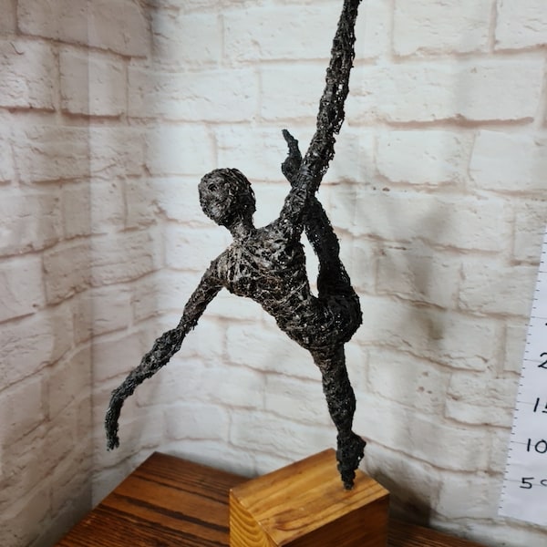 Amazing one of a kind modern sculpture of a ballerina in style of Alexandra Calder. 53cm high & crafted out of welded twisted wire and steel