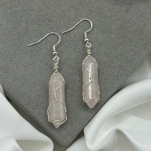 Rosenquarz Heilstein Kristall Punkt Ohrringe Silber Tropfen Edelstein Minimalist handgemachte Schmuck Naturstein Einzigartig Draht gewickelt