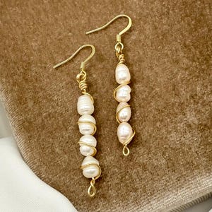 Delicados pendientes de perla: joyas nupciales de oro, piedra natal de junio