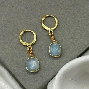 Aquamarine Crystal Gold Huggie Ohrringe: Zierlicher März Geburtsstein