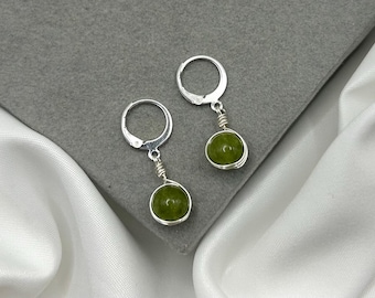 Brincos de argola Huggie com peridoto: pedra do mês de agosto, pingente de prata