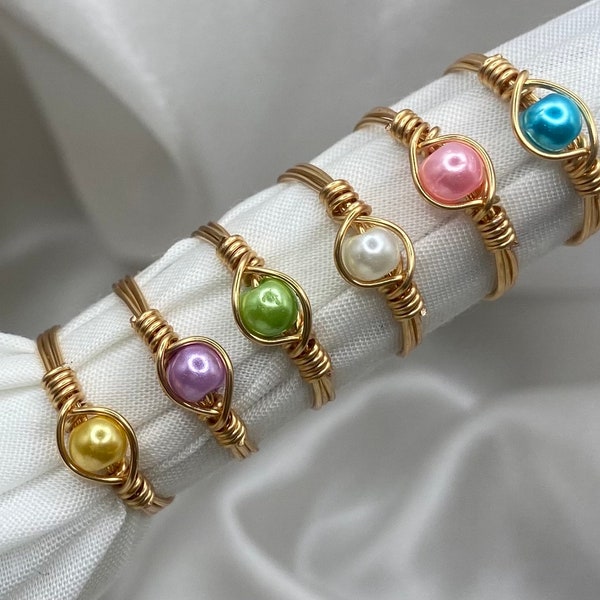Delicato anello di perle Regali avvolti in filo d'oro per il suo hippie Boho colorato minimalista perlescente