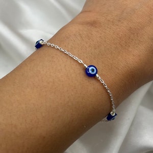 Bracelet argenté multiple mauvais oeil, bracelet bleu délicat oeil, bijoux faits main, acier inoxydable résistant à la ternissure, cadeau de l&#39;amitié, Nazar
