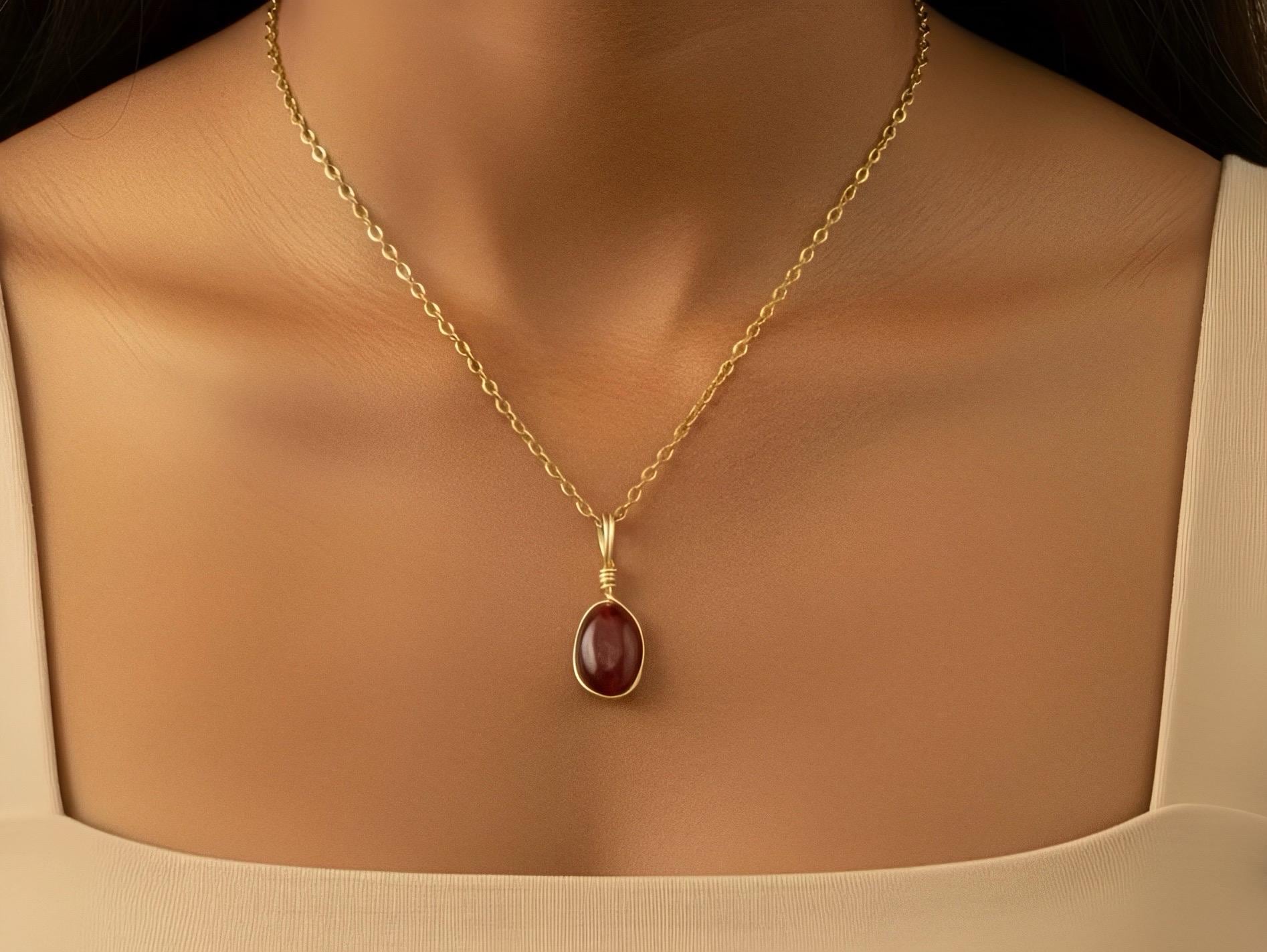 Collana in granato naturale con pendente placcato oro (3 micron) su argento. - Italia