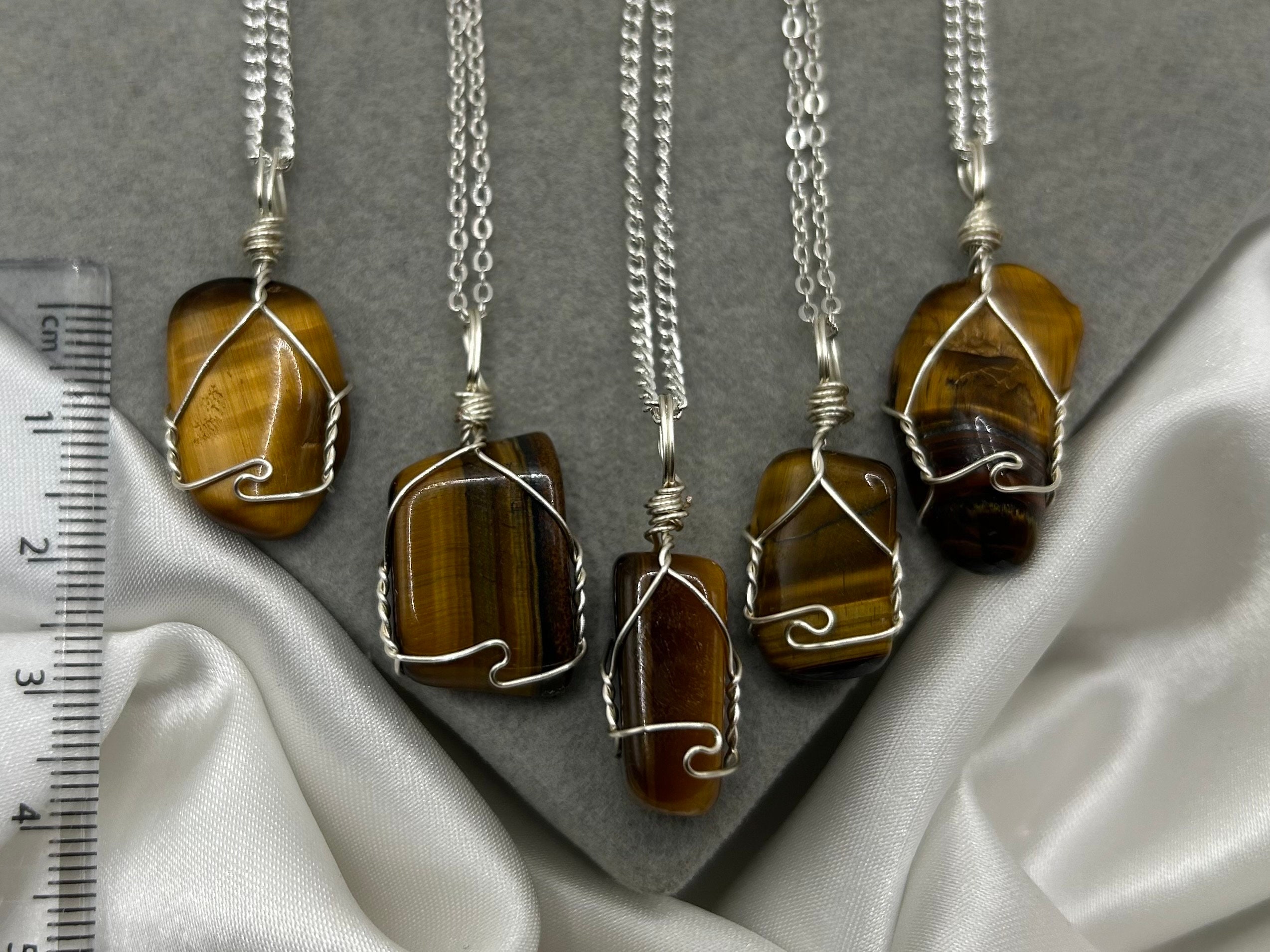 繊細なタイガーアイネックレス：シルバーワイヤーで包まれたヒーリング