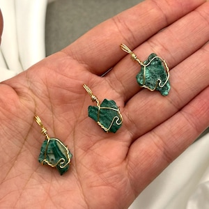 Dainty Raw Malachite Necklaces Gold Healing Crystal Pendant Layered Necklaces Summer Boho Everyday Jewelry Simple Necklace Minimalist Gift