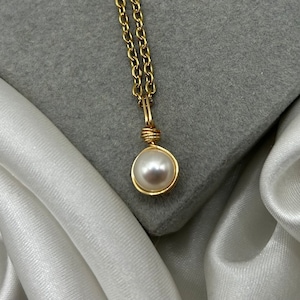 Dainty Freshwater Pearl Necklace, Gold Pearl Pendant, Layered Necklace, Bridesmaid Wedding Bridal Gift, Everyday Jewelry Necklace Minimalist