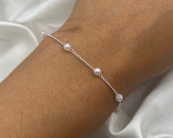Silbernes Perlenarmband, zierlicher perlmuttfarbener Brautjungfern-Hochzeitsschmuck, Brautfreundschaftsgeschenk, schlicht minimalistisch, alltagstauglich