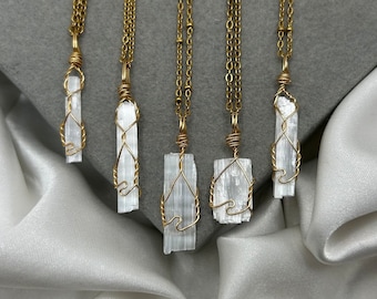 Colar de Cristal de Selenita: Pingente de Cura com Fio Envolto, Banhado a Ouro