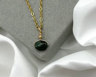 Dainty Emerald Gemstone Necklaces Gold May Birthstone Boho Natural Stone Wire Wrapped Pendant Healing Crystals Gift for Women