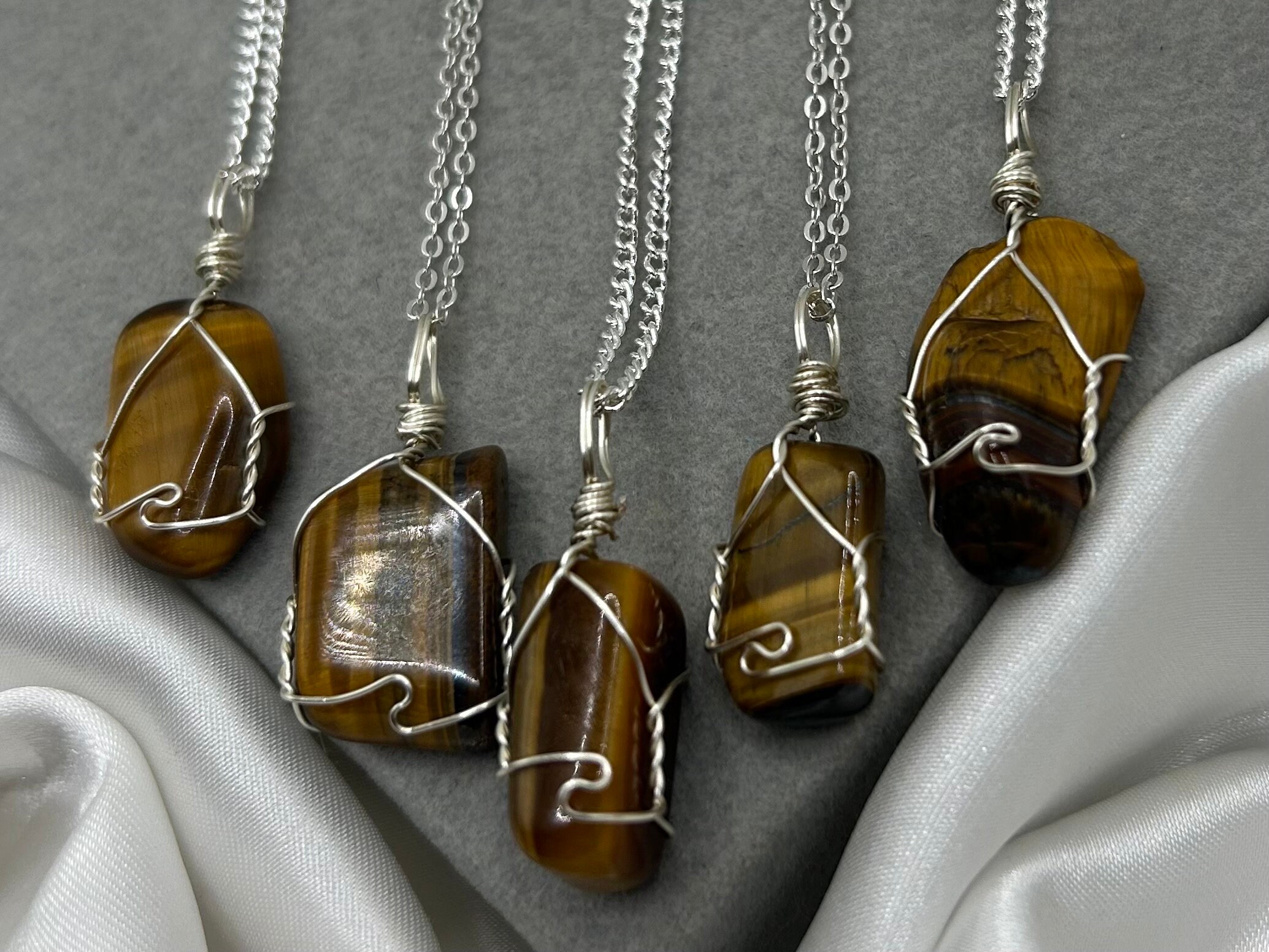 繊細なタイガーアイネックレス：シルバーワイヤーで包まれたヒーリング