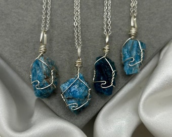 Collier en cristal avec apatite bleue brute, pendentif délicat en cristal argenté, fil de cristal de guérison, bijoux enveloppés, cadeau pour elle, pierre gemme Boho hippie