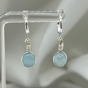 Aquamarin Silber Huggie Hoop Ohrringe: Zierliche Schmuck März Geburtsstein