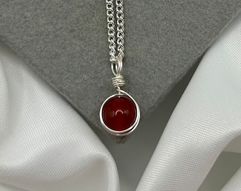 Collana in argento corniola realizzata a mano: pendente con pietra preziosa avvolto in filo metallico