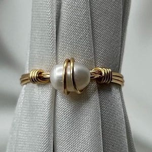 Zierliche Perlenring Gold Juni Birthstone Draht Gewickelt Brautjungfer Hochzeit Braut kleine Perlenring Handgemachter Schmuck Einzigartig für Sie