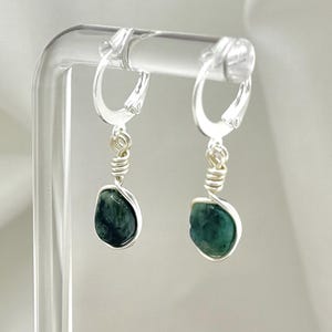 Raw Crystal Emerald Huggie Hoop Earrings Silver Dangle Drop Earring Birthstone May Charm Earrings Tiny Dainty Small Minimalist Mothers Gift