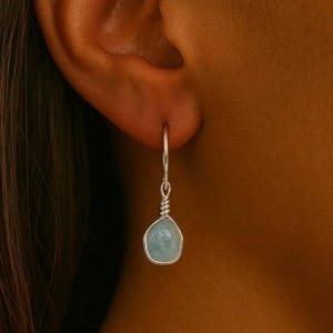 Aquamarin Silber Huggie Hoop Ohrringe: Zierliche Schmuck März Geburtsstein