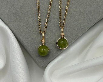 Collar de peridoto hecho a mano: colgante de oro con la piedra natal de agosto