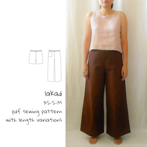 Puede incluir: Una mujer con una camiseta sin mangas rosa claro y pantalones marrones de pernera ancha. La imagen incluye un diagrama de pantalones cortos y pantalones, y el texto "lakad XS-S-M pdf sewing pattern with length variations."