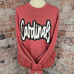 Sudadera con capucha estilo Cardinals con diseño desgastado, sudadera juvenil, mascota de los Cardinals, sudadera unisex, sudadera con capucha para el día del partido. imagen 1