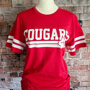 Camiseta del equipo Cougars, camisetas unisex, camiseta Cougars, camiseta escolar Cougars, camisetas de mujer Cougars, camiseta Cougars, camiseta con espíritu escolar