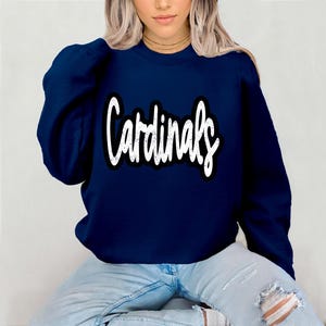 Sudadera con capucha estilo Cardinals con diseño desgastado, sudadera juvenil, mascota de los Cardinals, sudadera unisex, sudadera con capucha para el día del partido. imagen 13