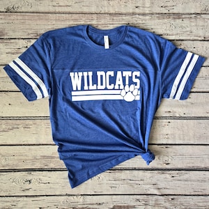 Wildcats Team Maskottchen Shirt, Unisex Schule Geist Jersey, Kleinkind Shirt, Jugend Shirt, Wildkatzen Schulgeist Shirt, Ringer Ärmel Shirt