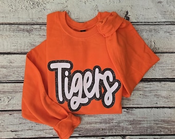 Sudadera con capucha de los Tigers School Spirit con texto desgastado, cuello redondo suave Gildan para el día del juego, para jóvenes o mujeres