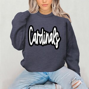 Sudadera con capucha estilo Cardinals con diseño desgastado, sudadera juvenil, mascota de los Cardinals, sudadera unisex, sudadera con capucha para el día del partido. imagen 5