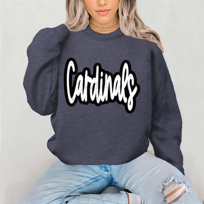 Sudadera con capucha estilo Cardinals con diseño desgastado, sudadera juvenil, mascota de los Cardinals, sudadera unisex, sudadera con capucha para el día del partido. imagen 5