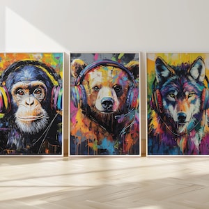 Puede incluir: Tres pinturas coloridas de animales con auriculares. La primera pintura es de un mono, la segunda de un oso y la tercera de un lobo. Cada animal está pintado en un estilo vibrante y abstracto con salpicaduras de color.