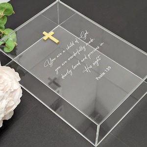 Boîte en acrylique transparent avec couvercle gravé et détails en miroir dorés, complément de cadeau de baptême de première communion