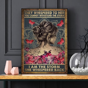 Le susurraron que no puedes soportar la tormenta. Soy la tormenta. Ella susurró. Cartel trasero, decoración de pared hippie, decoración hippie, regalos hippie.