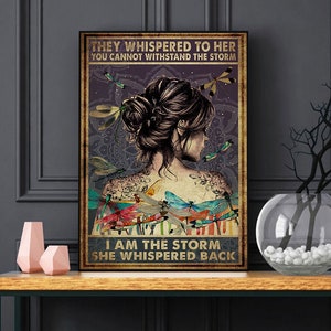 Le susurraron que no puedes soportar la tormenta. Soy la tormenta. Ella susurró. Cartel trasero, decoración de pared hippie, decoración hippie, regalos hippie.