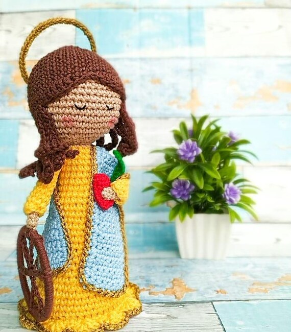 Bambola all'uncinetto di Santa Caterina d'Alessandria Amigurumi