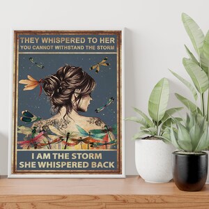 Le susurraron que no puedes soportar la tormenta. Soy la tormenta. Ella susurró. Cartel trasero, decoración de pared hippie, decoración hippie, regalos hippie.