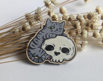 Schläfrige Katze mit Totenkopf, Anstecker aus Holz, Pins für Taschen und Jacken, Accessoires, Gothic Schädel und Katzen, süße und derpy Katzen