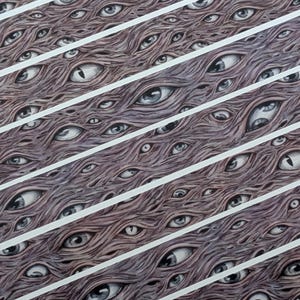 K&ouml;nnte beinhalten: Eine k&uuml;nstlerische Illustration mit einem sich wiederholenden Muster aus zahlreichen Augen, eingebettet in einen strukturierten, braunen, organisch wirkenden Hintergrund. Wei&szlig;e diagonale Streifen schneiden das augengef&uuml;llte Feld und erzeugen einen auff&auml;lligen visuellen Effekt. Die Augen variieren in Gr&ouml;&szlig;e und Blickrichtung.