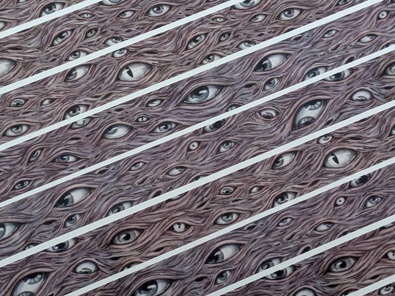 K&ouml;nnte beinhalten: Eine k&uuml;nstlerische Illustration mit einem sich wiederholenden Muster aus zahlreichen Augen, eingebettet in einen strukturierten, braunen, organisch wirkenden Hintergrund. Wei&szlig;e diagonale Streifen schneiden das augengef&uuml;llte Feld und erzeugen einen auff&auml;lligen visuellen Effekt. Die Augen variieren in Gr&ouml;&szlig;e und Blickrichtung.